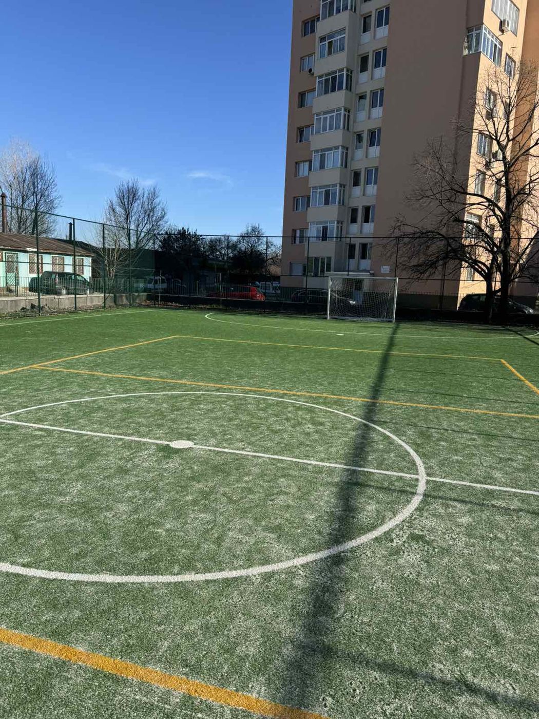Изграждане на открити комбинирани спортни площадки (за хандбал/футбол, баскетбол, волейбол и лека атлетика) с изкуствена трева и ажурна ограда за ЕГ "Бертолт Брехт", гр. Пазарджик